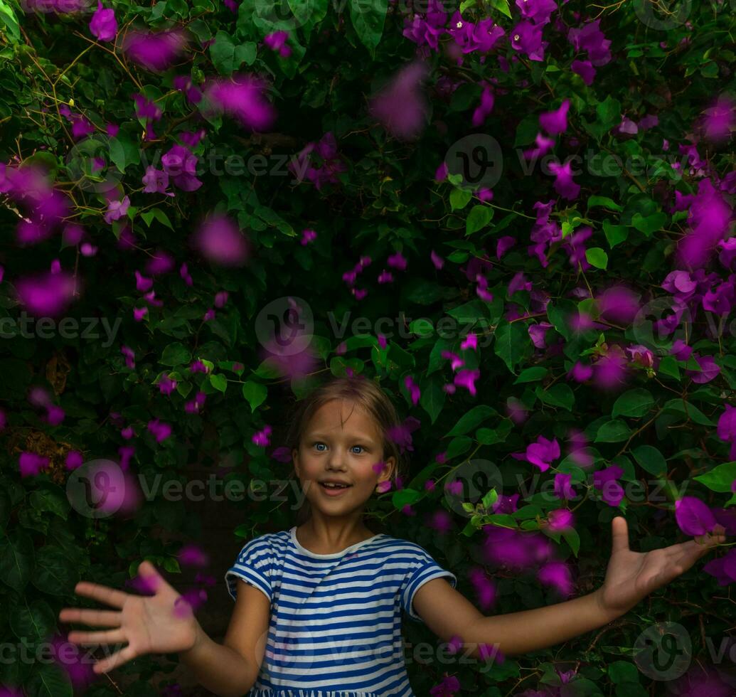 pequeno menina entre lindo flores foto