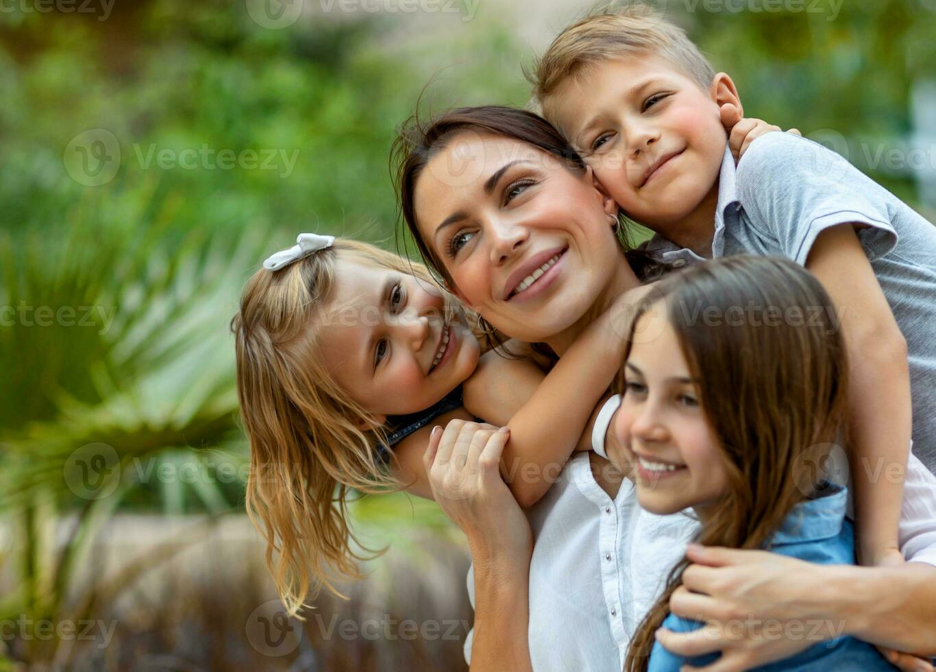 feliz mãe com dela crianças foto