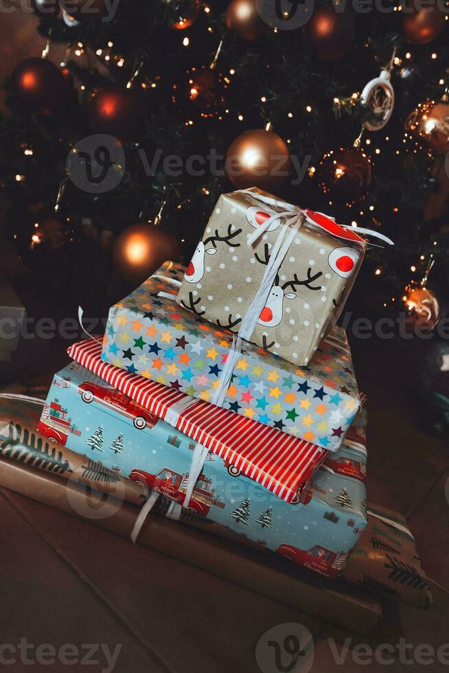 perfeito Natal manhã com presentes debaixo a natal árvore foto