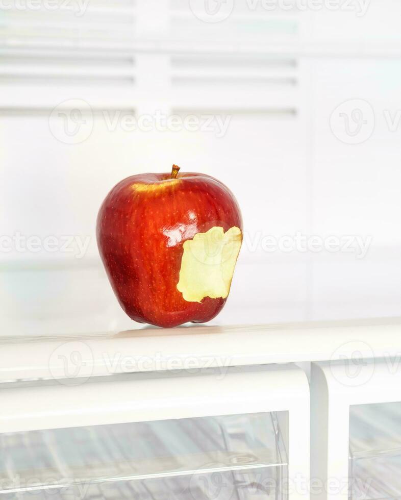 mordido maçã dentro a geladeira foto
