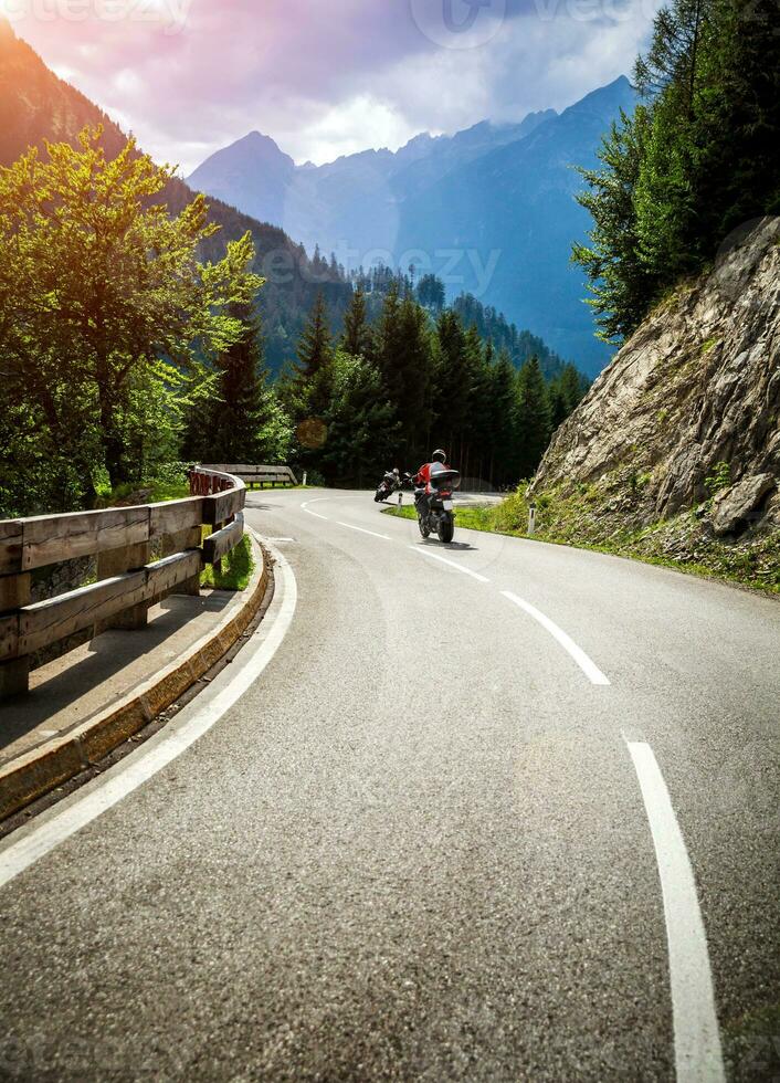 ciclistas em montanhoso raça foto