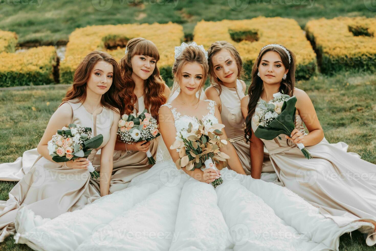 foto do a noiva e damas de honra Casamento buquês. Casamento dia. feliz meninas às seus melhor amigos casamento. lindo noiva com dela amigos. verão Casamento