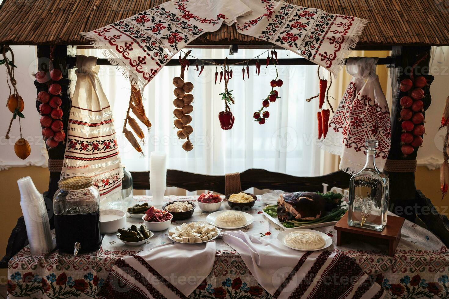 cossaco mesa dentro a melhor restaurantes. festivo mesa às uma casamento. bordado ucraniano toalha. vermelho e Preto cor. tradições. nacional ucraniano cozinha. gordo, salsichas, álcool. refeições. foto