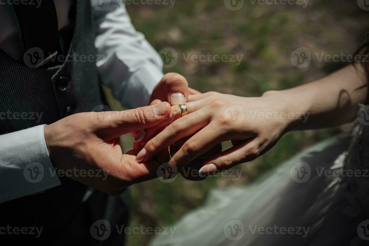 à moda jovem noivas, feliz em seus dia, apreciar cada outro. a noivo coloca em a da noiva Casamento anel. fechar-se foto. Primavera casamento. foto