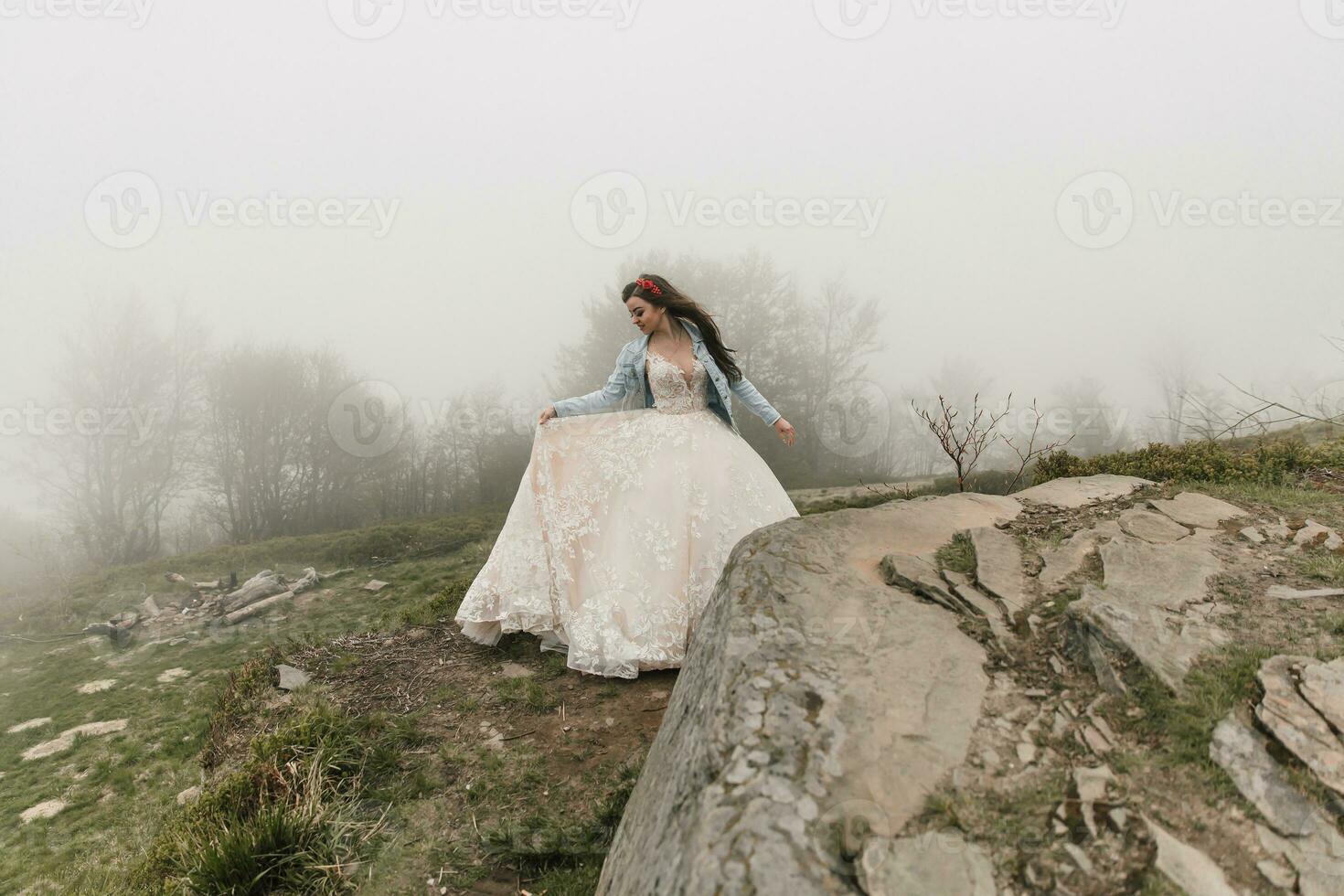 feliz lindo noiva com grandes cabelo segurando uma vestir. noivo e noiva. Casamento foto sessão dentro natureza. foto sessão dentro a floresta do a noiva e noivo.