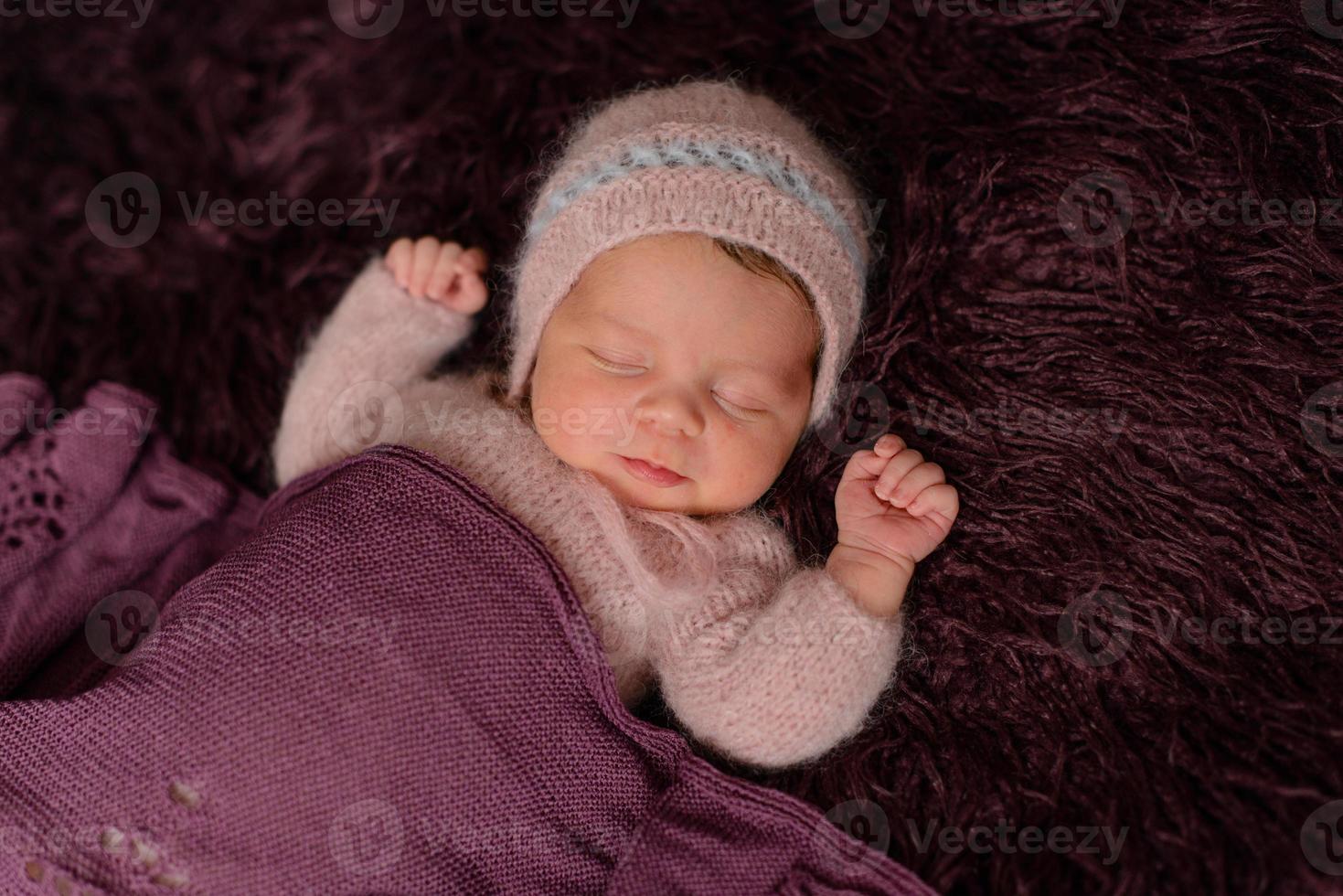 uma garotinha recém-nascida de oito dias de idade. close-up linda menina dormindo foto