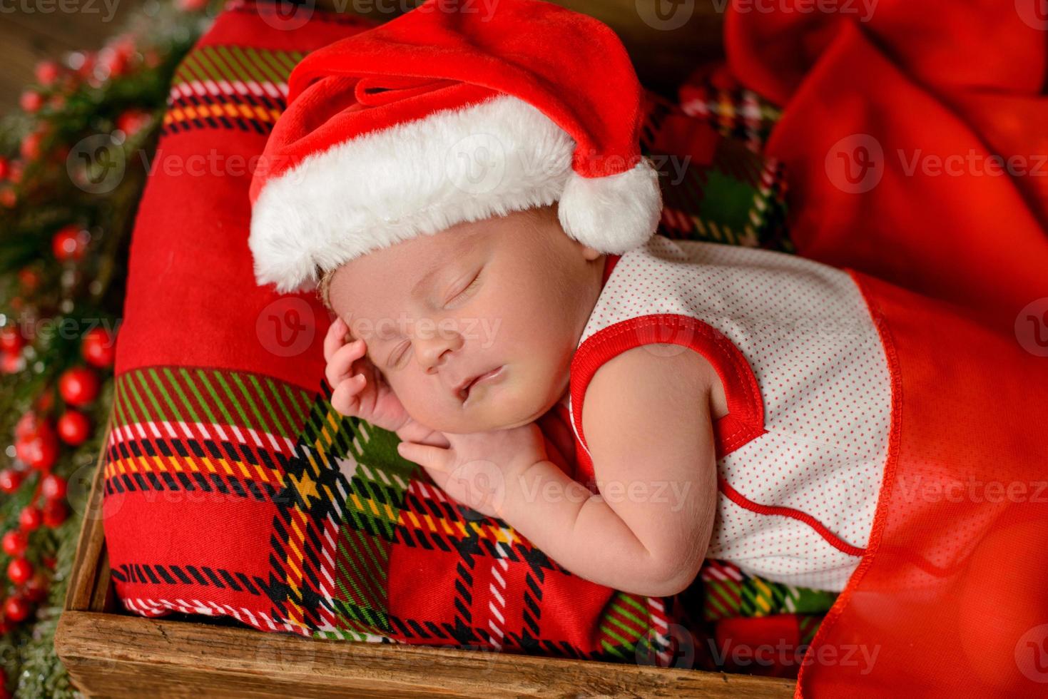 menina recém-nascida com oito dias de idade em traje de natal foto