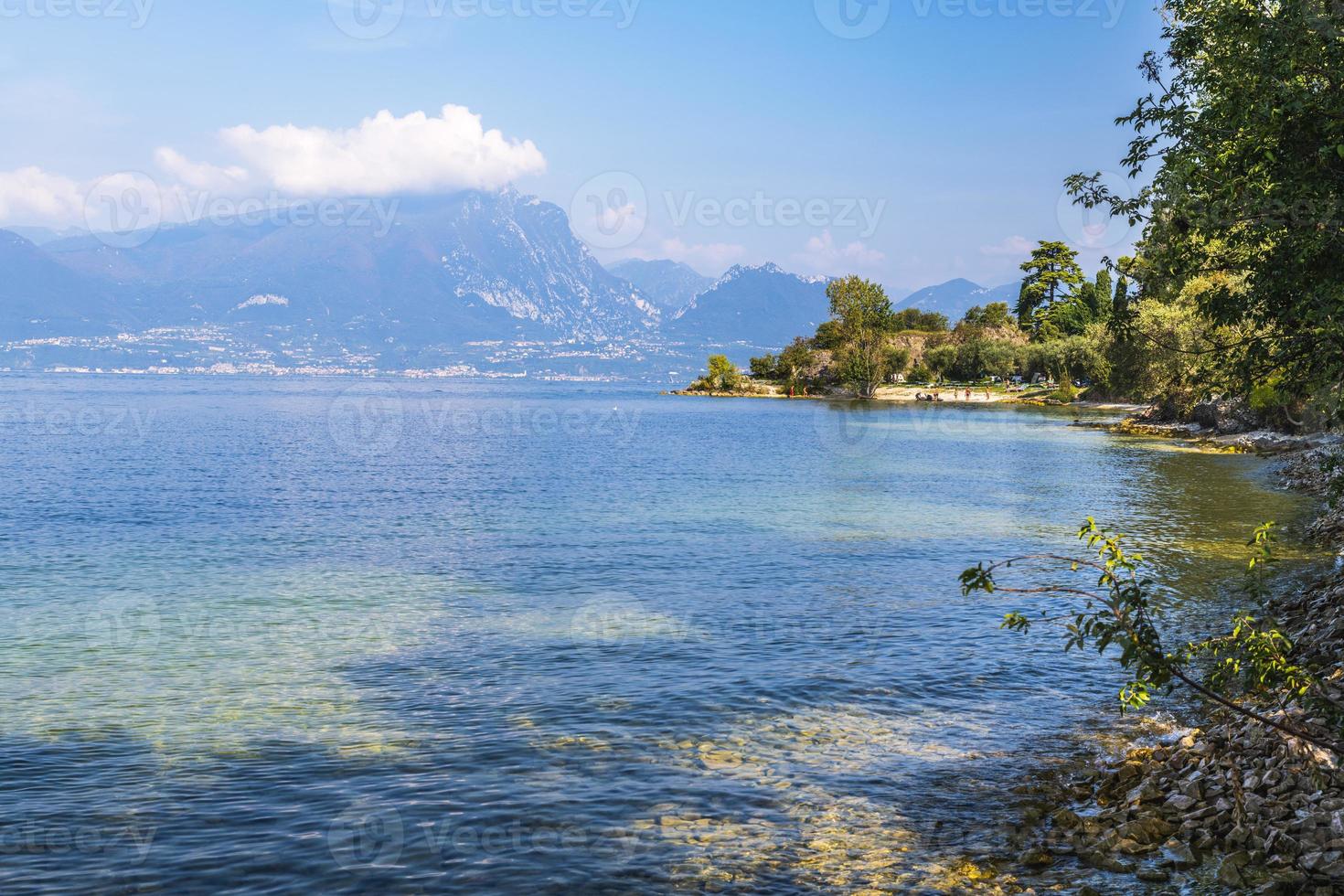 lago garda e a beleza de punta san vigilio. foto