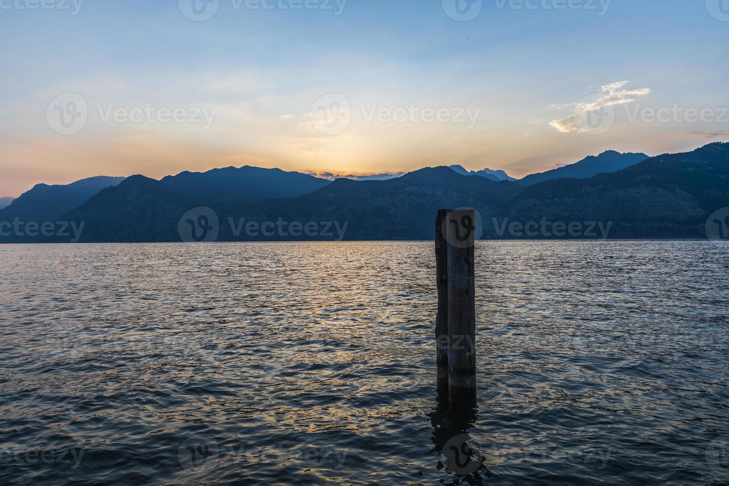 pôr do sol no Lago Garda. malcesina. foto