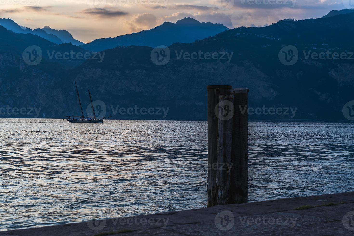 pôr do sol no Lago Garda. malcesina. foto