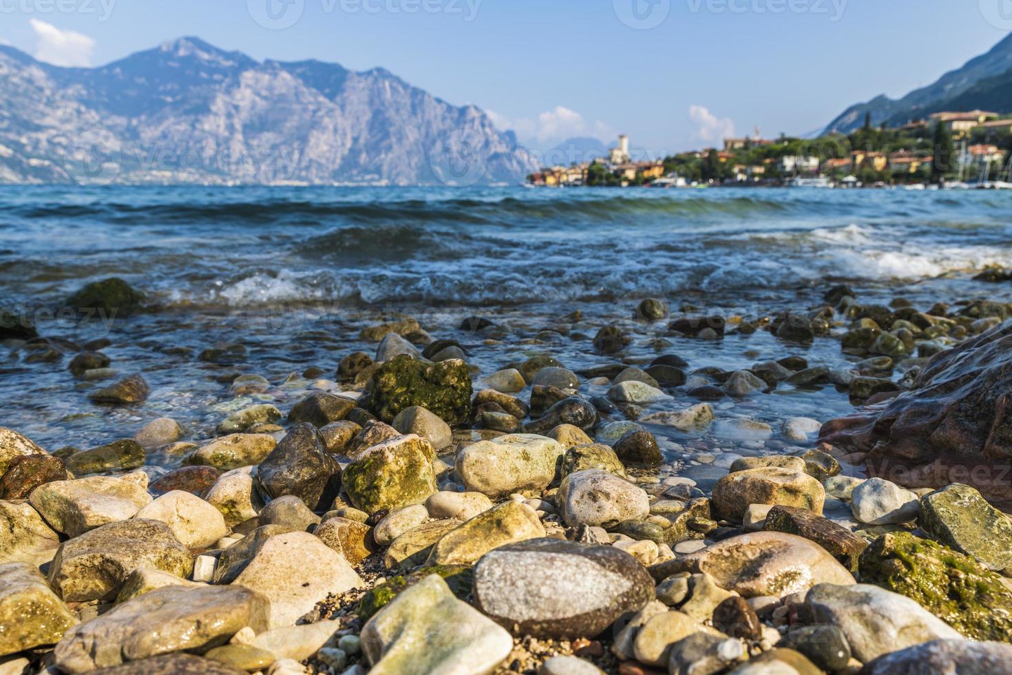 lago de garda e o centro histórico de malcesine. foto