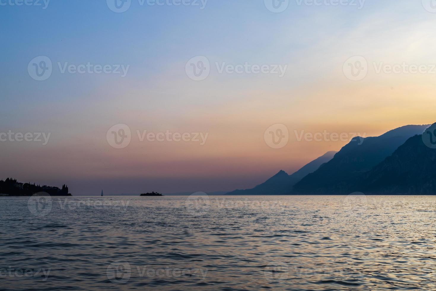 pôr do sol no Lago Garda. malcesina. foto