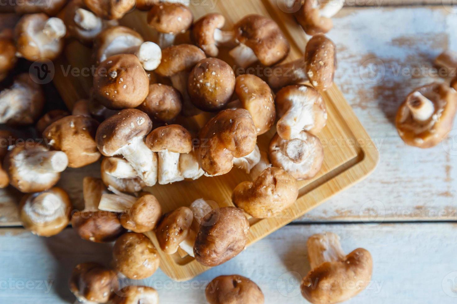 cogumelos shiitake frescos na mesa de madeira da cozinha foto