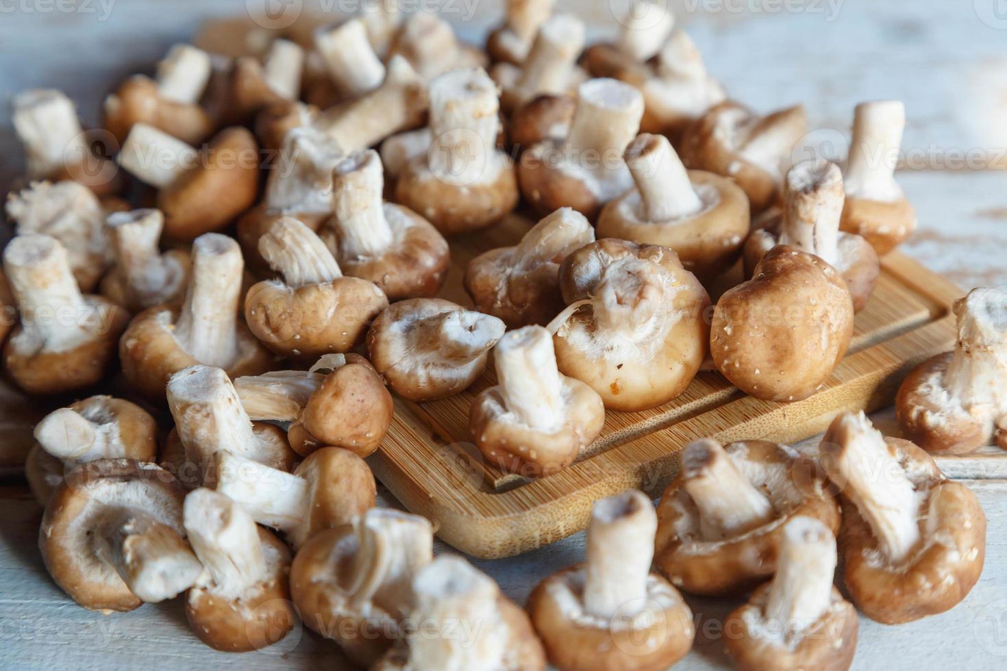 cogumelos shiitake frescos na mesa de madeira da cozinha foto