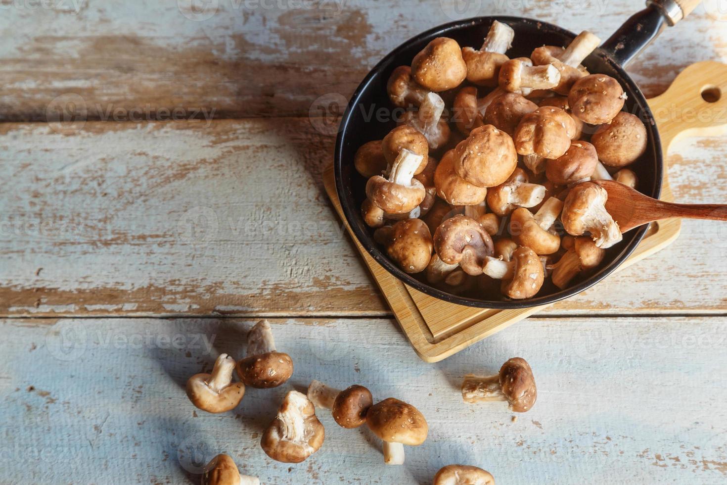 cogumelos shiitake frescos em uma panela para cozinhar foto