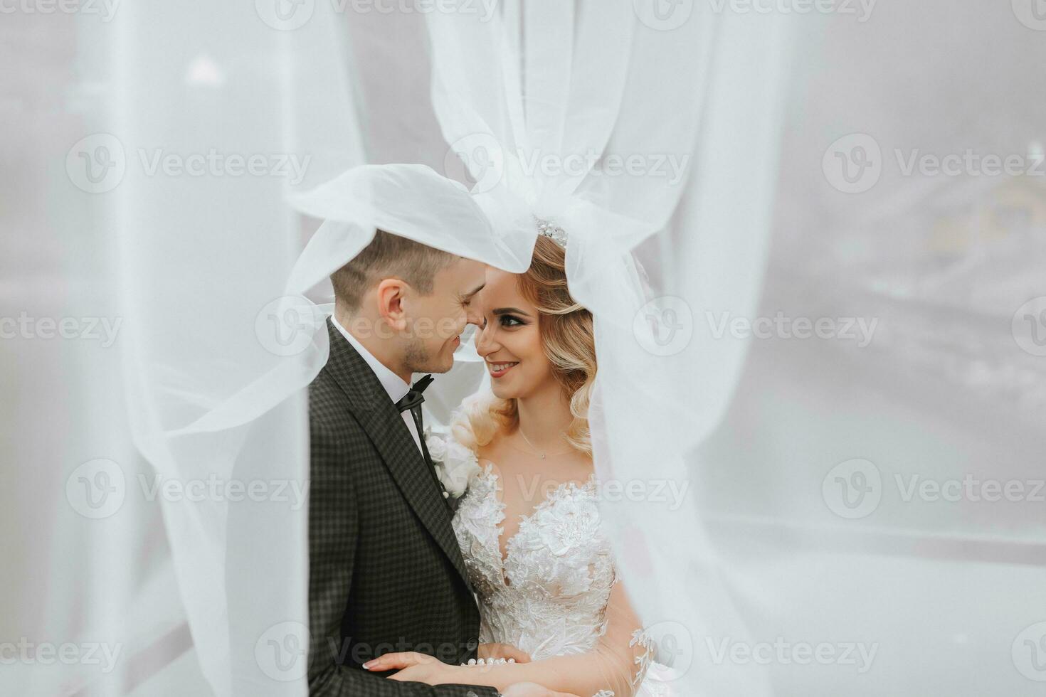 noivo e noiva dentro a floresta. outono Casamento dentro a floresta. feliz casamento, amoroso casal concurso toques debaixo a véu. à moda e lindo. Princesa vestir com uma grandes trem. foto