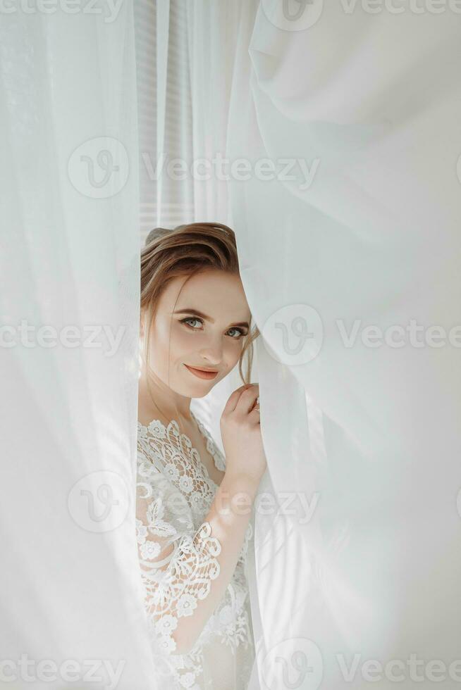 lindo noiva. Casamento Penteado - em uma branco fundo. fechar-se retrato do uma jovem linda noiva. casamento. retrato do uma lindo noiva embrulhado dentro uma véu foto