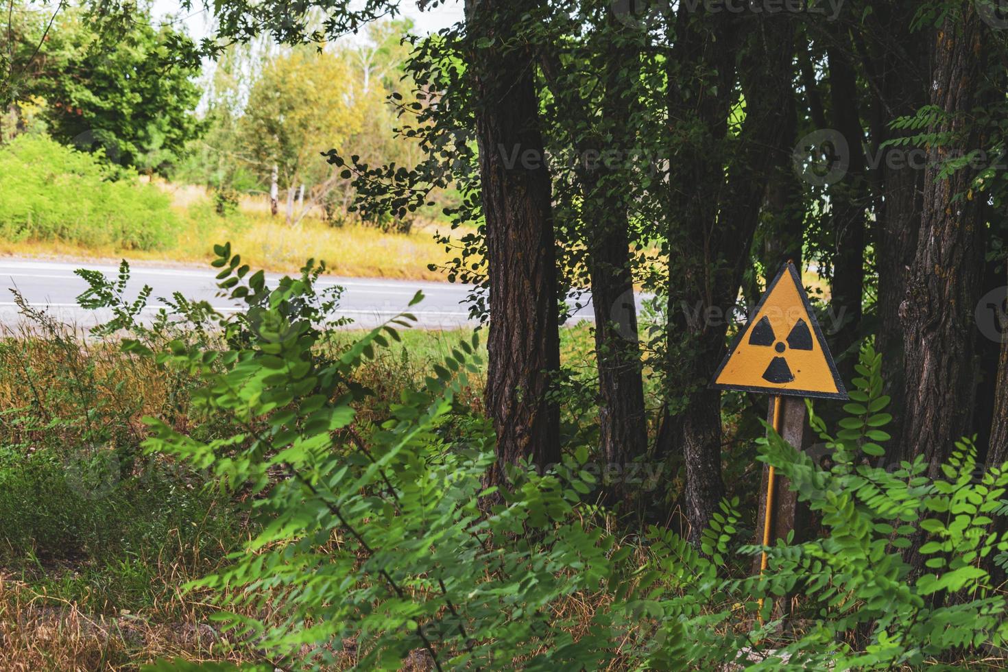 velho sinal de radiação amarelo. zona de exclusão de chernobyl, ucrânia. foto