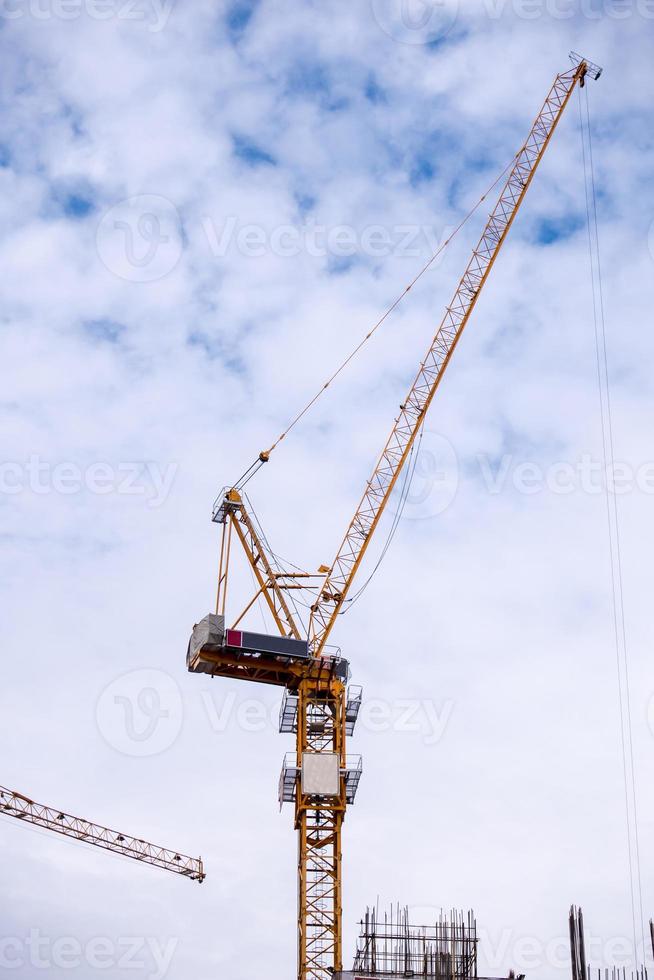 guindaste de torre trabalhando em canteiro de obras foto