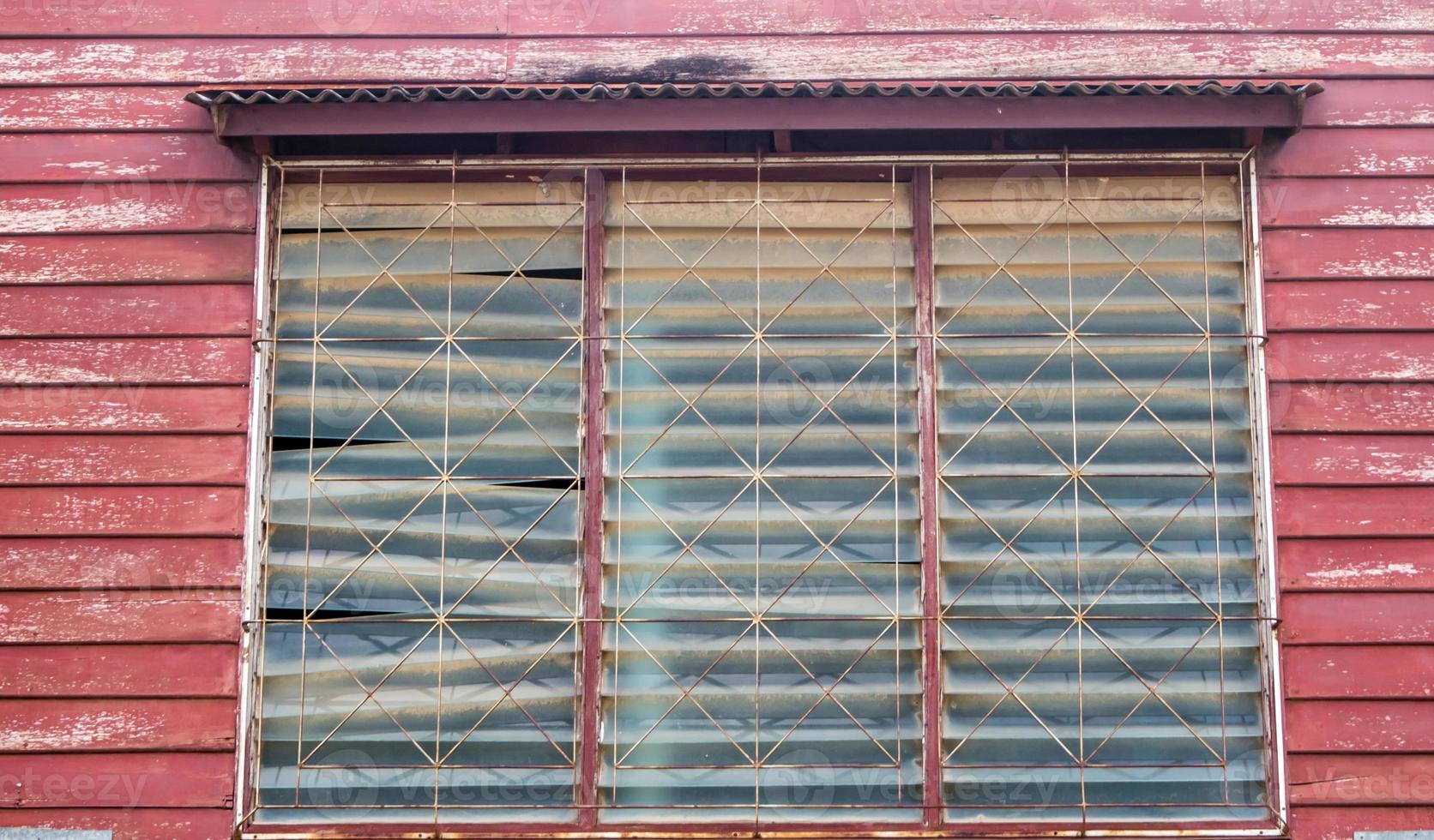 parede de madeira e janela da velha casa foto