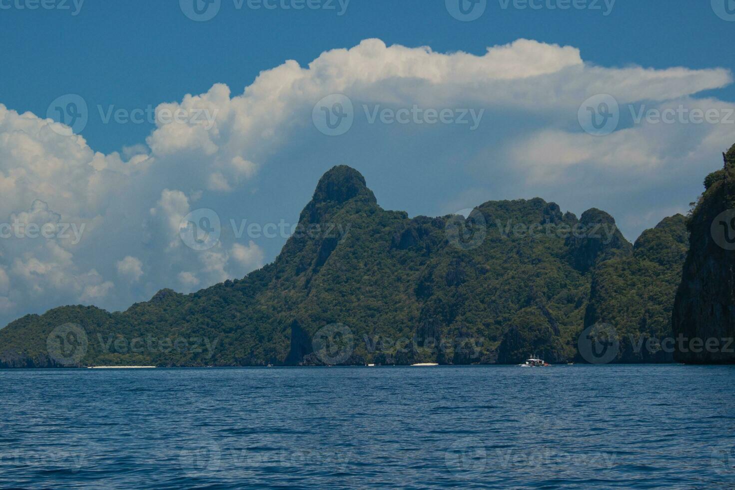 Visualizações a partir de a mar do a matinloc ilha foto