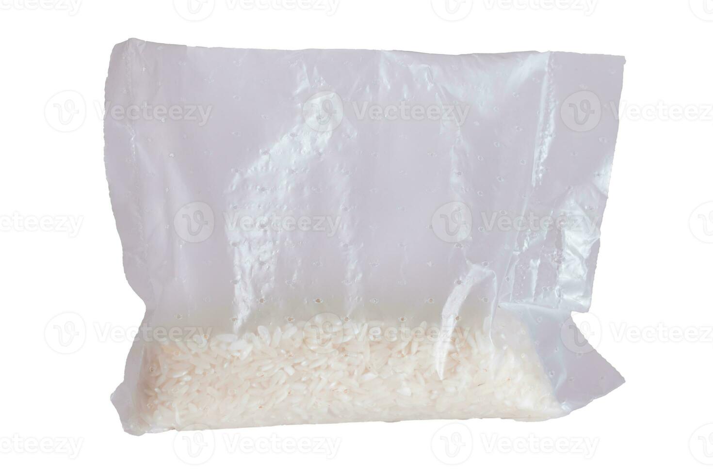 uma plástico saco do branco grandes grão arroz - isolado em branco fundo. pequeno transparente pacote com seco arroz - isolamento foto