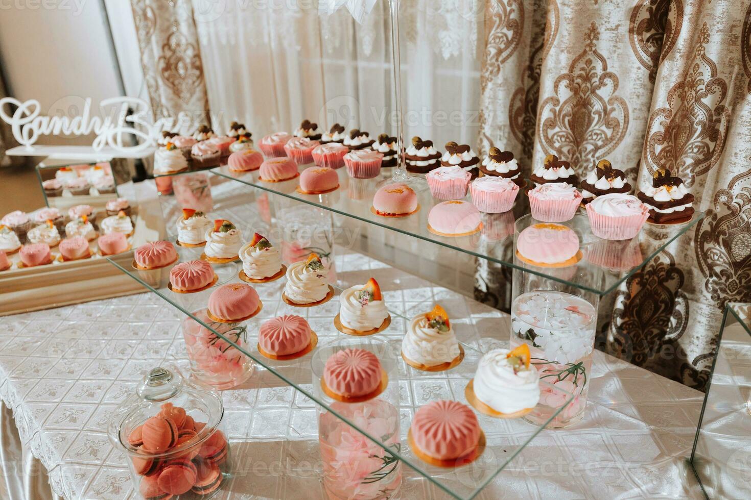 uma delicioso casamento. doce Barra para uma banquete. celebração conceito. elegante sobremesas. mesa com doces, doces. doce Barra dentro Rosa estilo foto