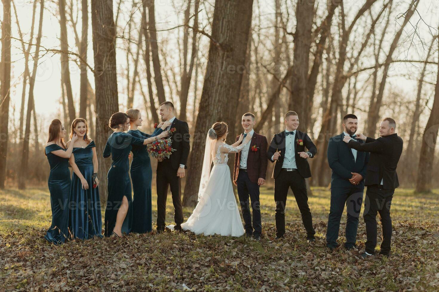 noivas e amigos dentro a natureza. amigos às a casamento. recém-casado casal, damas de honra e padrinhos tendo Diversão ao ar livre foto