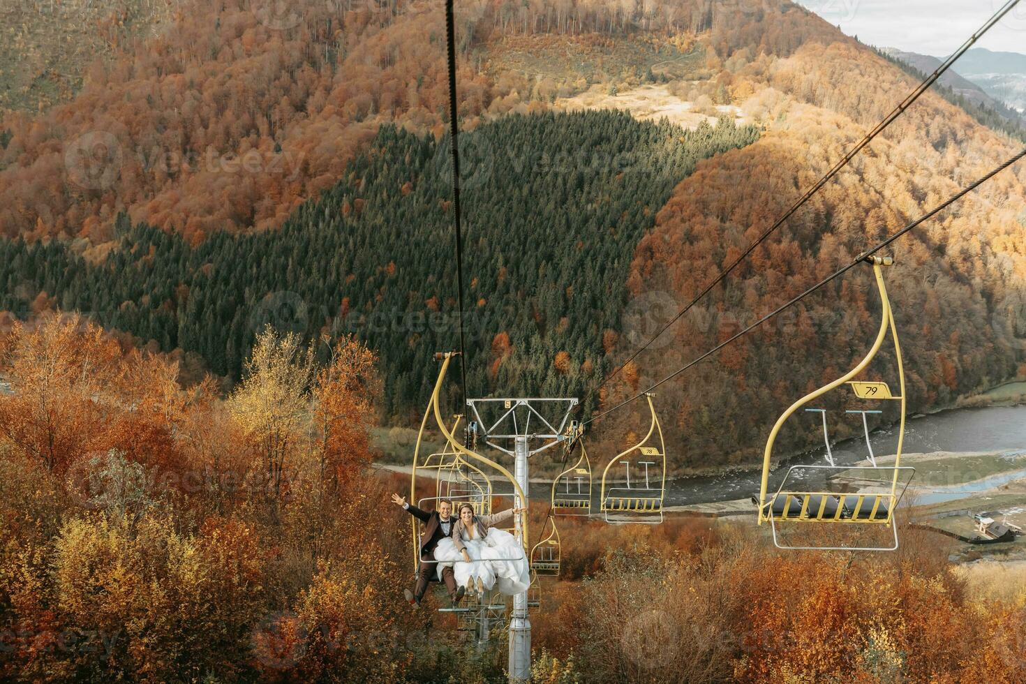 uma feliz Casamento casal vai morro acima em uma montanha elevador. noivo e noiva. Casamento foto sessão dentro natureza. foto sessão dentro a floresta do a noiva e noivo.