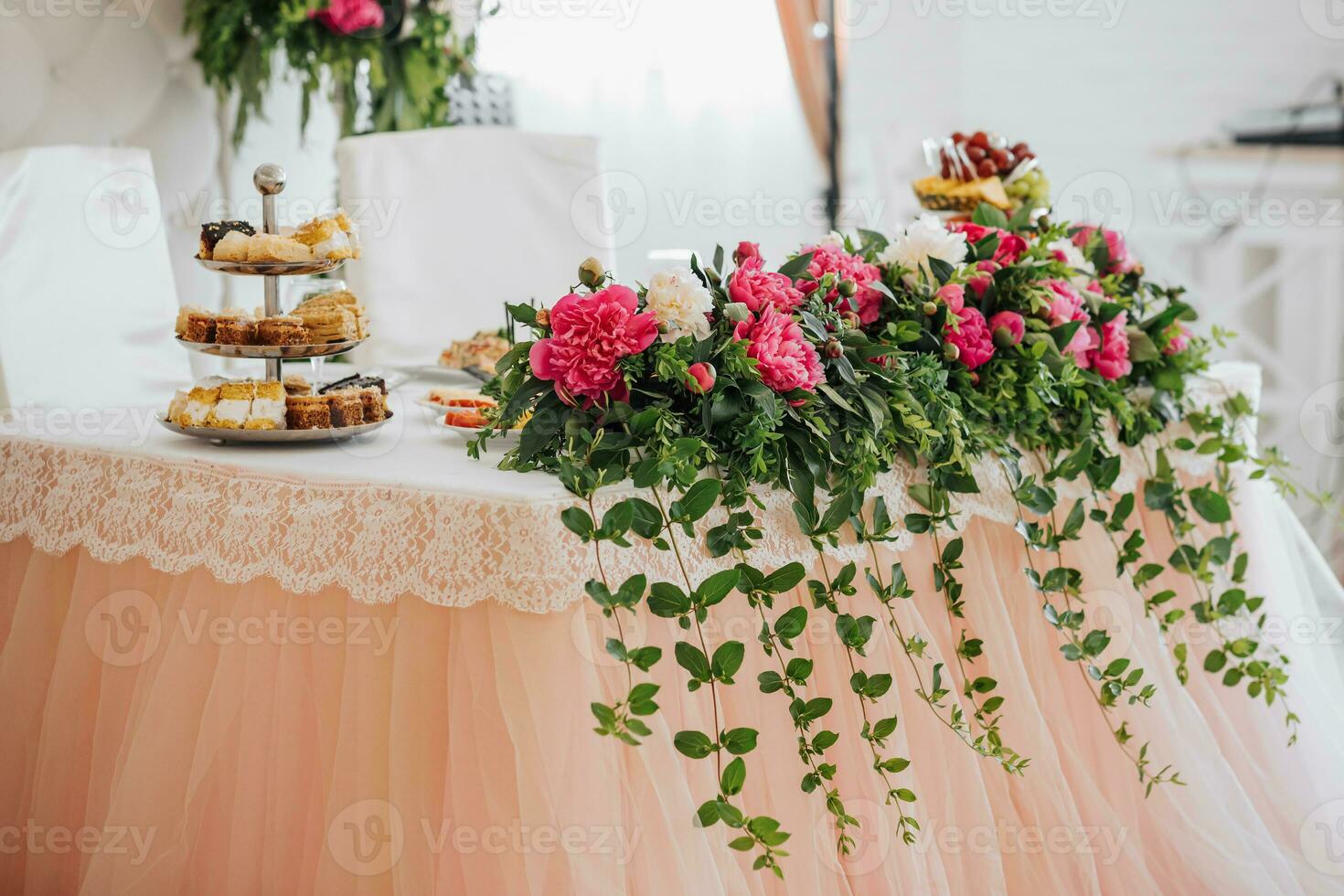 Casamento mesa noiva e noivo decorado com flores detalhes em uma floral arranjo do seco e fresco flores foto