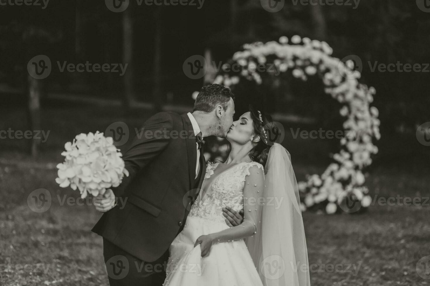 feliz noiva e noivo depois de Casamento cerimônia. volta cerimonial arco. grandes branco vestir do a noiva foto