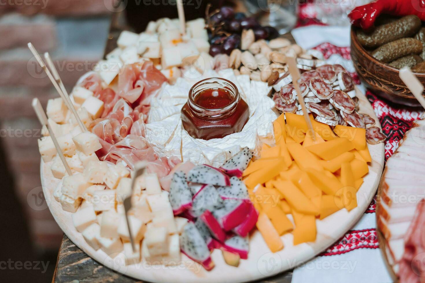 lanches às a casamento, queijo, salsicha, vegetais, carne produtos, cossaco mesa às a ucraniano casamento. foto