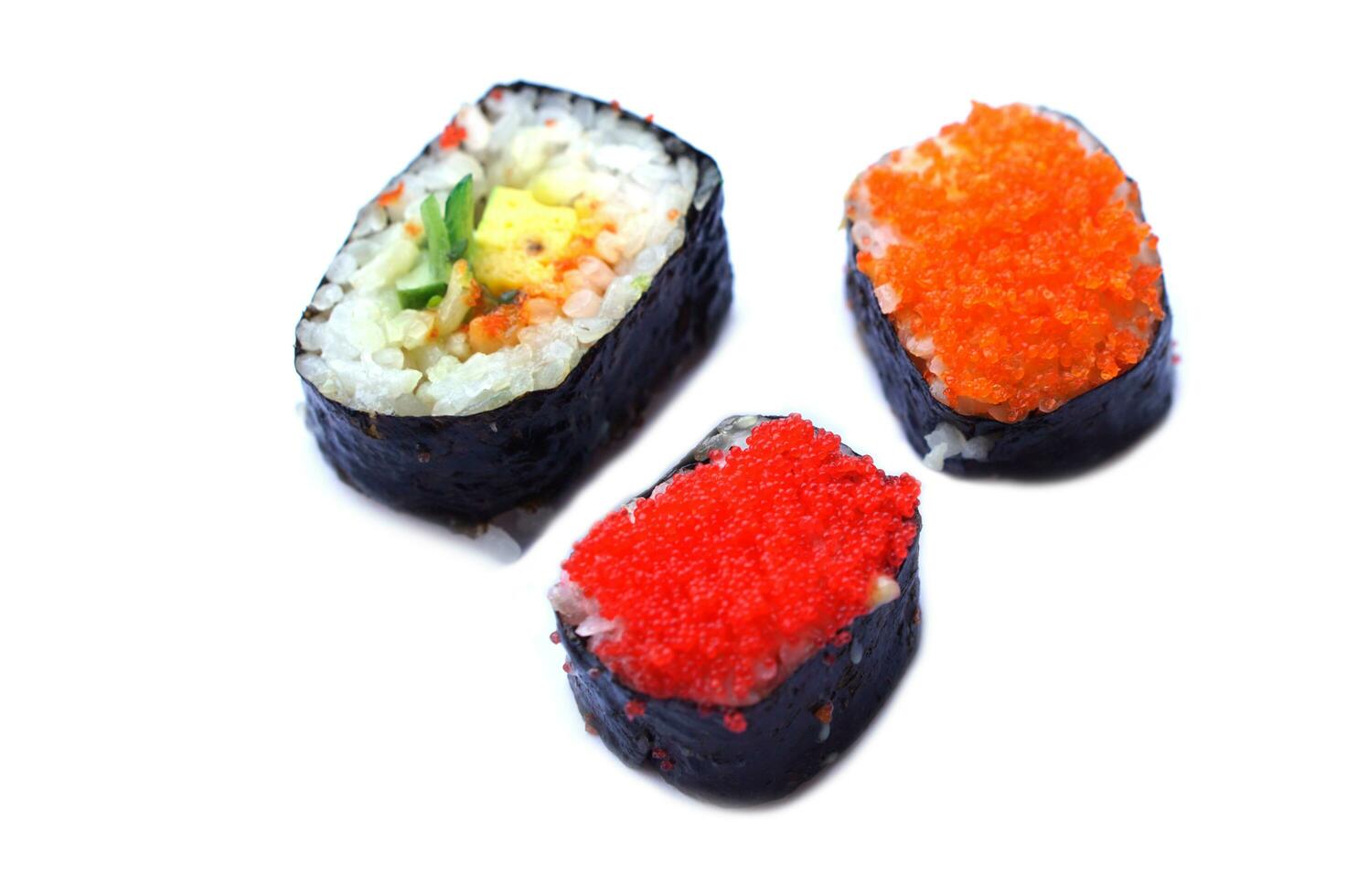 caseiro Sushi, arroz embrulhado com algas marinhas, colorida cobertura. conceito, tradicional japonês Comida. cozinha, cultura comendo estilo de vida. favorito rua Comida dentro tailândia. foto