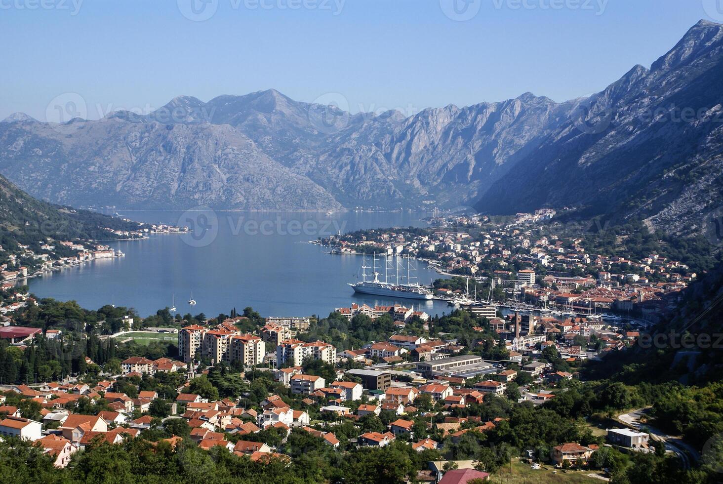 kotor velho Cidade e boka kotorska baía, Montenegro foto