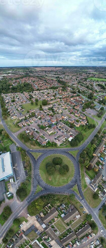 Alto ângulo panorâmico Visão do norte luton cidade do Inglaterra Unidos reino durante nublado pôr do sol. Outubro 4º, 2023 foto