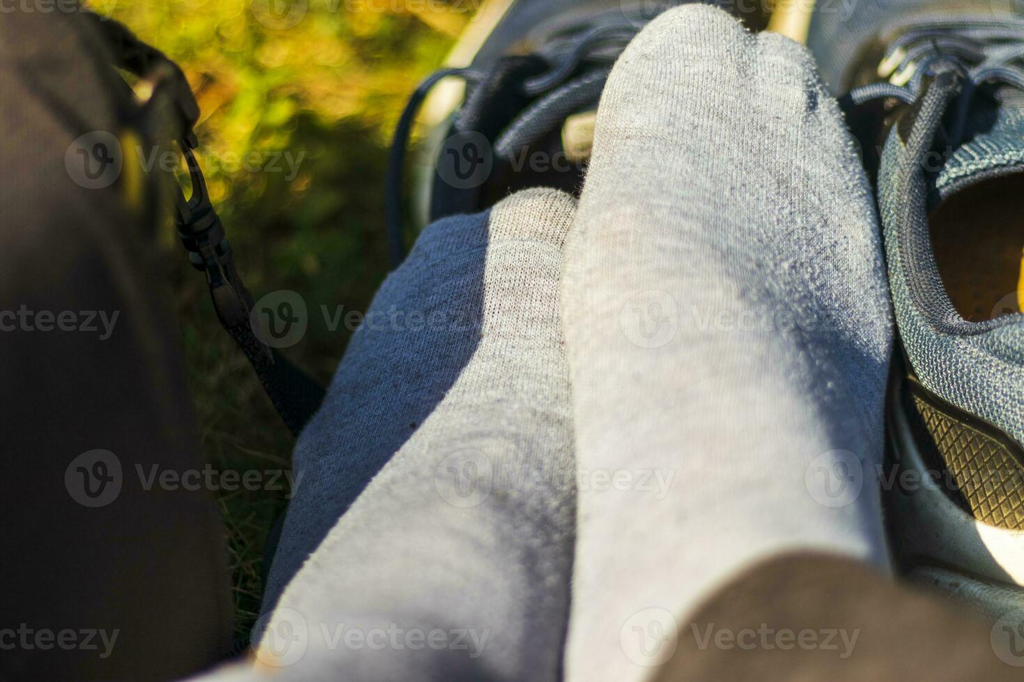 fechar acima tiro do a do homem pés dentro a meias. relaxar foto