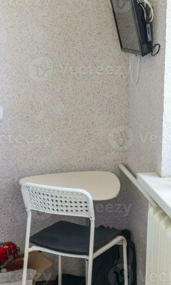 tiro do a pequeno canto mesa com a cadeira dentro a sala. interior foto