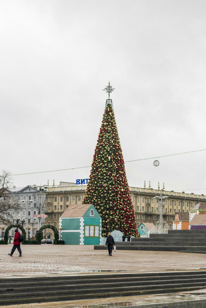 Minsk, bielorrússia - 27.12.2023 - tiro do a central quadrado do a capital decorado para a Novo ano celebrações. marcos foto