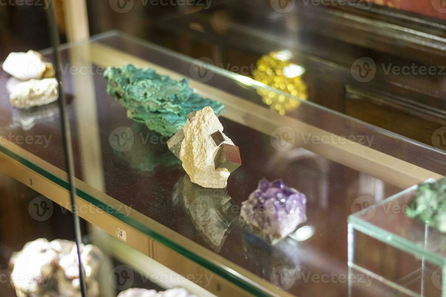 fechar acima tiro do pirita cristal em a exibição do a museu. arqueologia foto