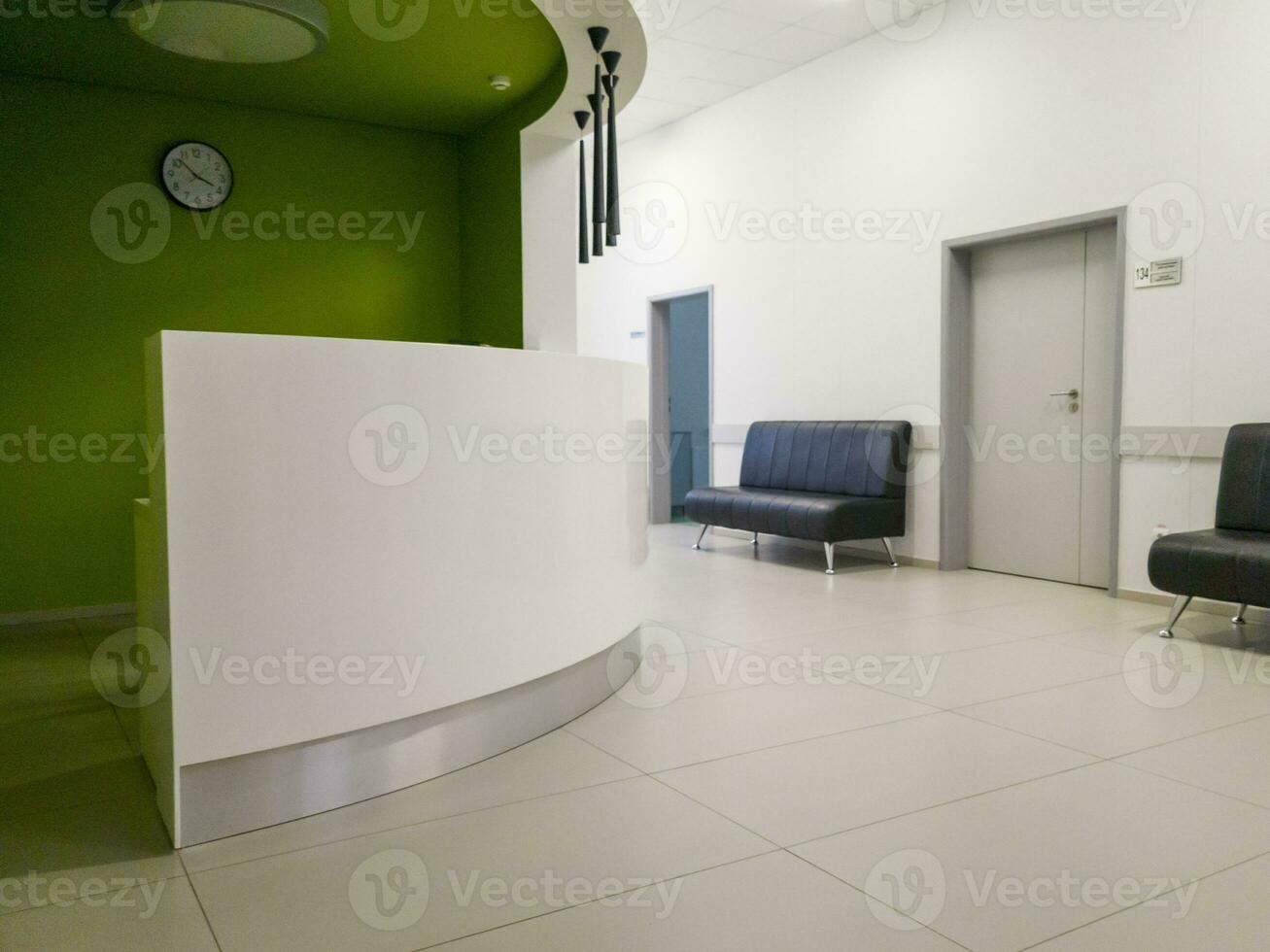 tiro do a corredor dentro a moderno clínica. cuidados de saúde foto