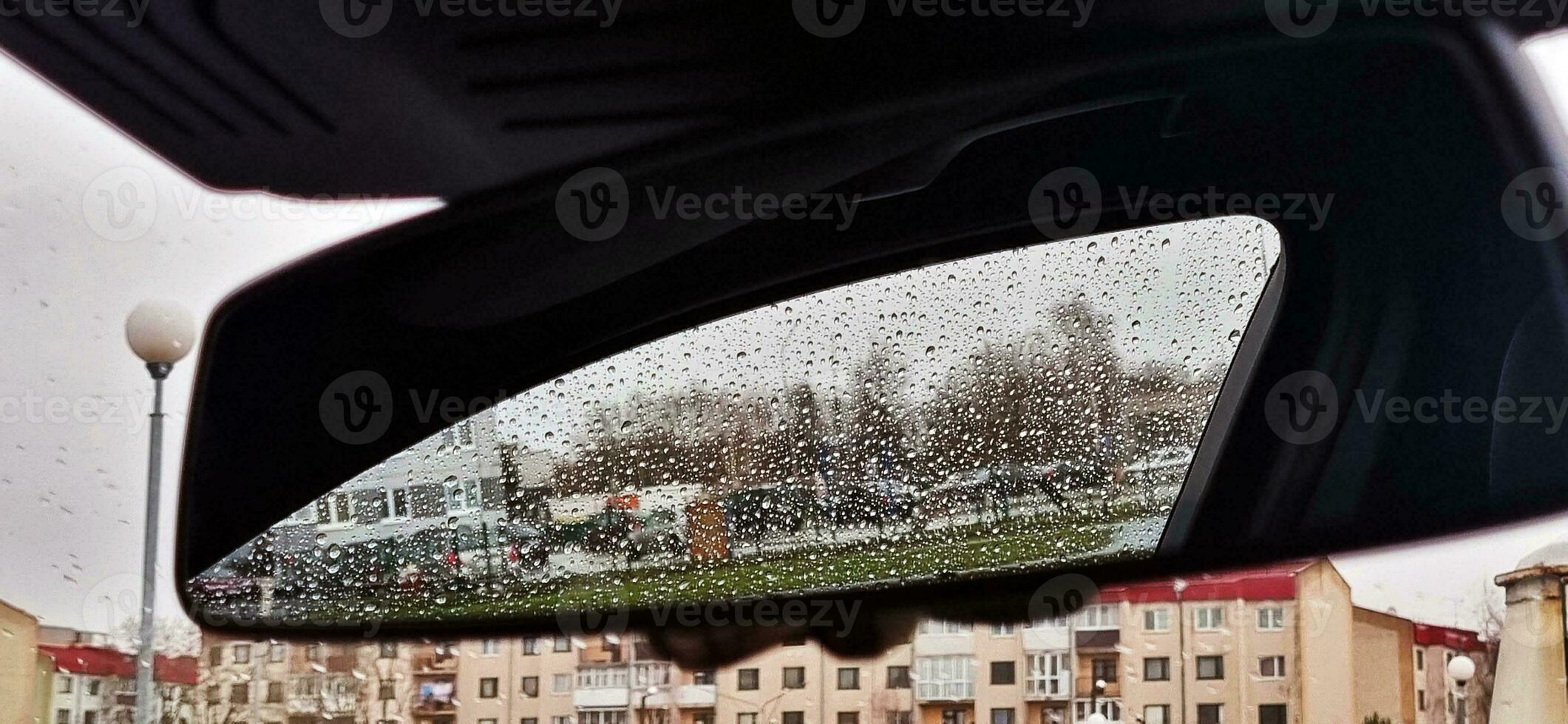 conceito tiro do a carro janela coberto de chuva gotas. fundo foto