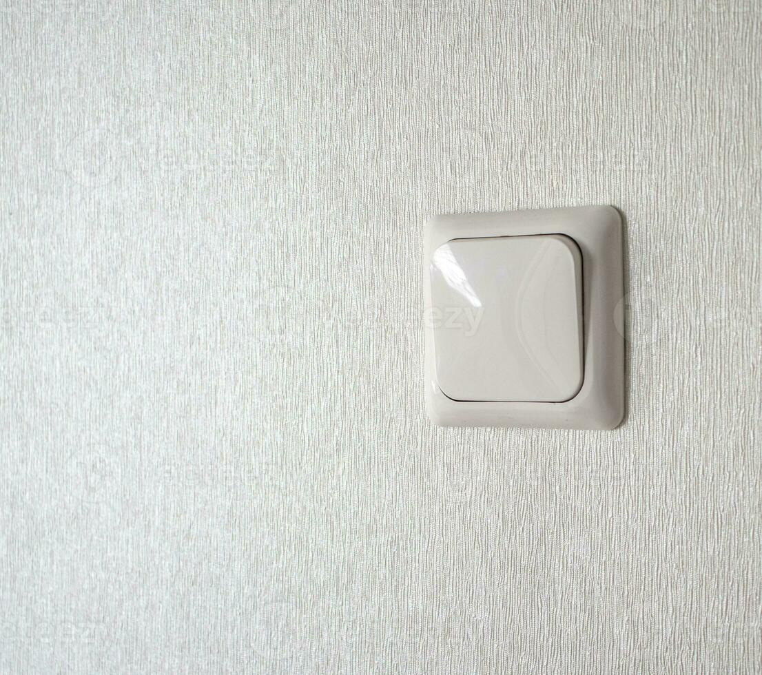 fechar acima tiro do a elétrico interruptor dentro a apartamento. interior foto