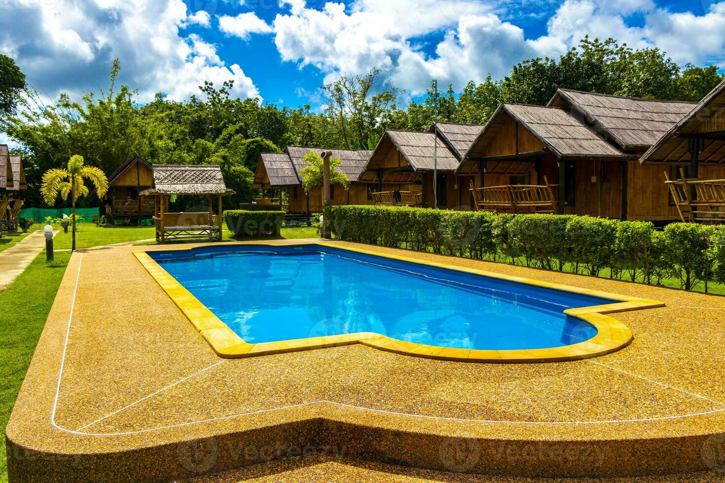 de madeira bambu chalés cabana com piscina tropical selva recorrer tailândia. foto