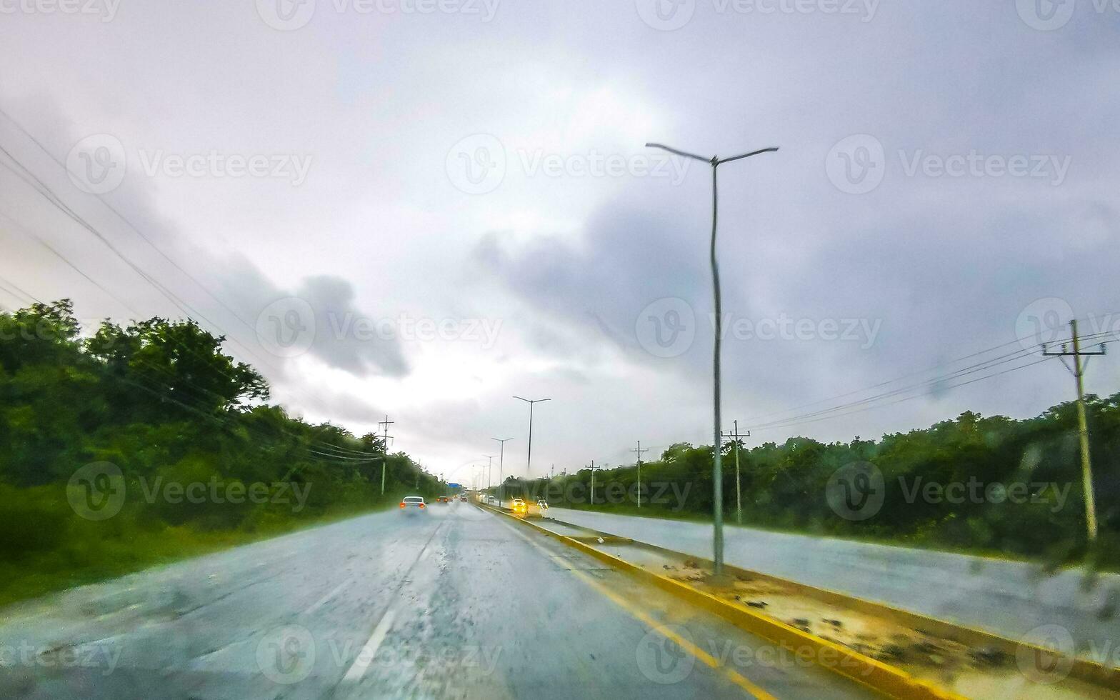 dirigindo em rodovia dentro carro através tropical tempestade furacão México. foto