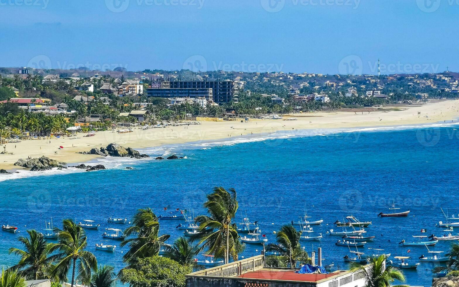 barcos de pesca na praia do porto em puerto escondido méxico. foto