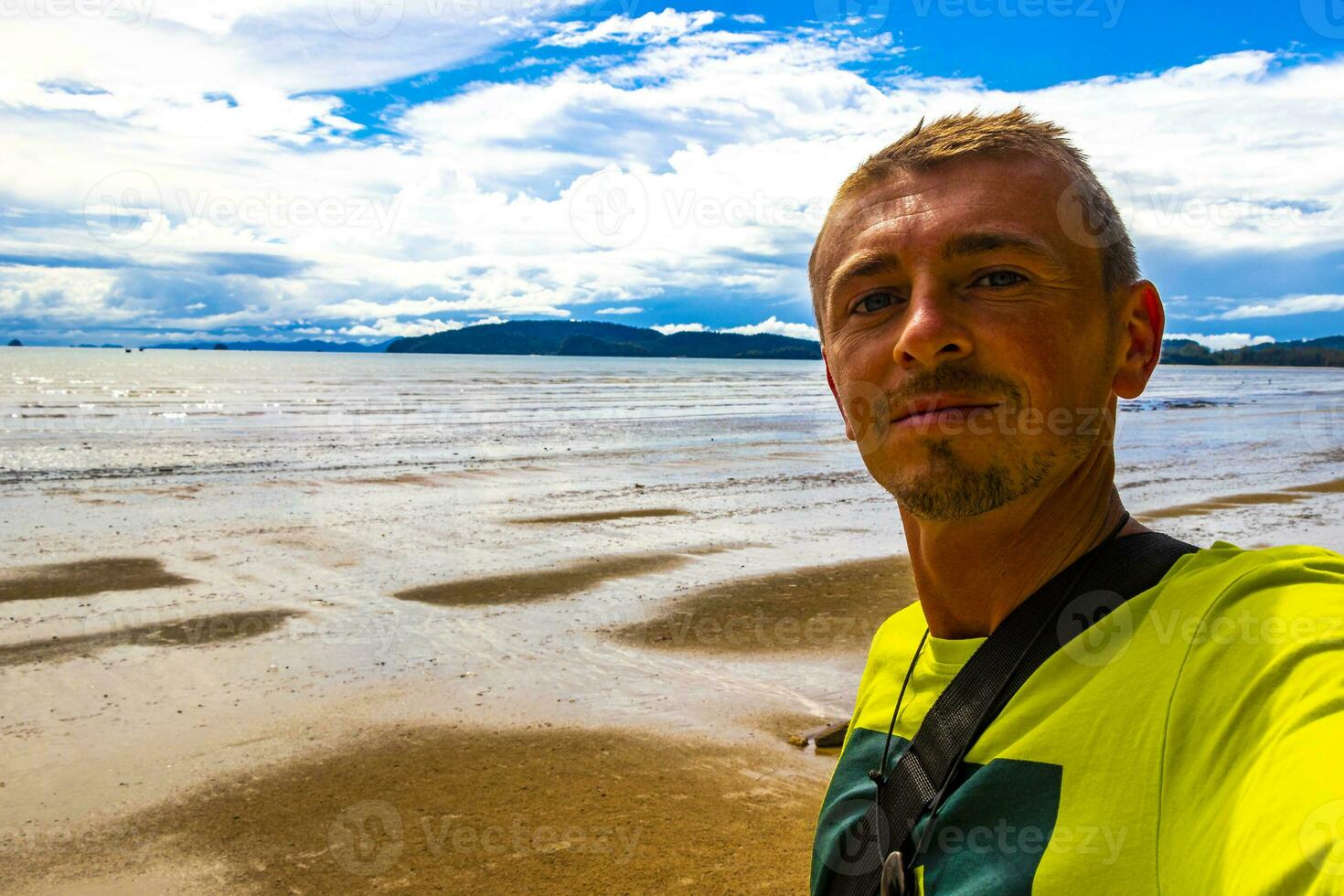 homem leva selfie foto tropical paraíso de praia ao nang krabi tailândia.