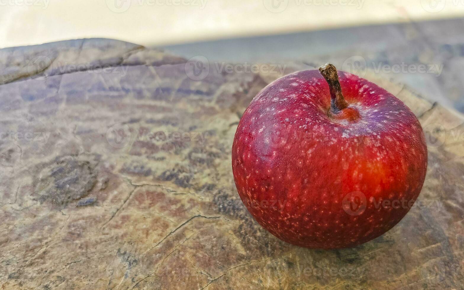 bananas e vermelho maçã fruta em uma de madeira mesa dentro México. foto