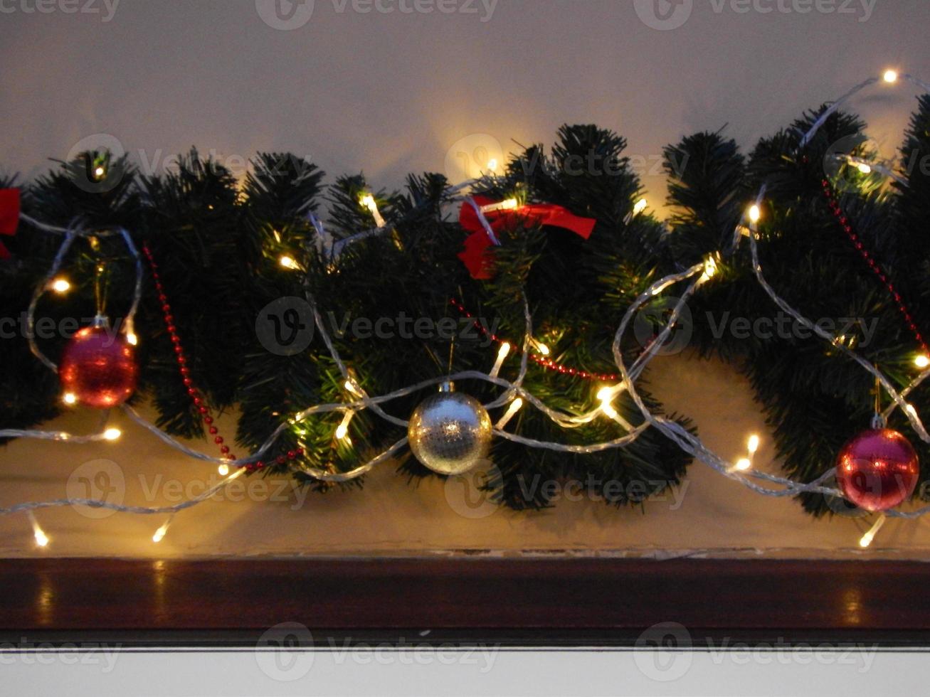 guirlandas e decorações para o feriado de natal e ano novo foto