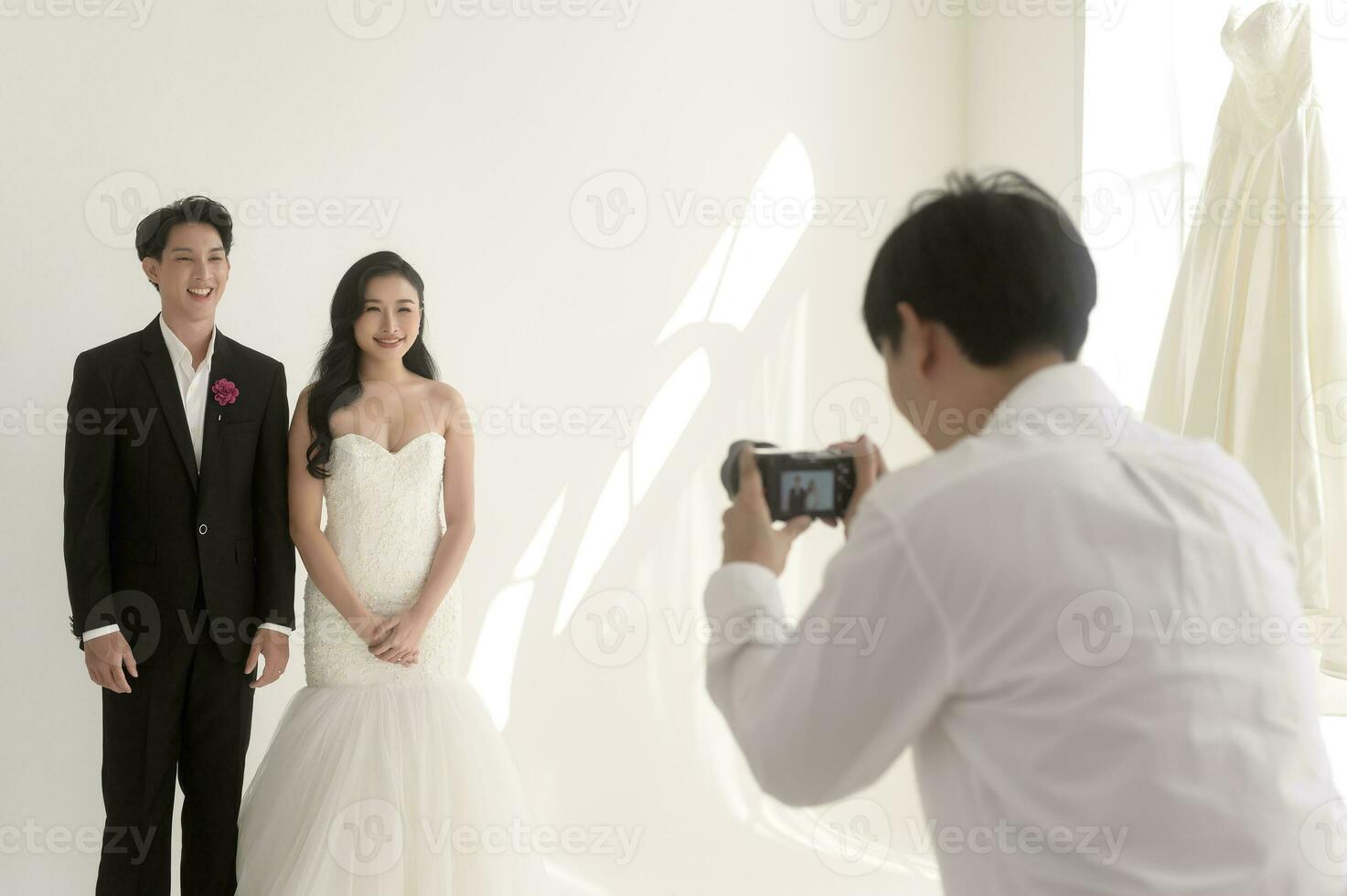 fotógrafo levando As fotos do noiva e noivo dentro Casamento cerimônia, amor ,romântico e Casamento proposta conceito.