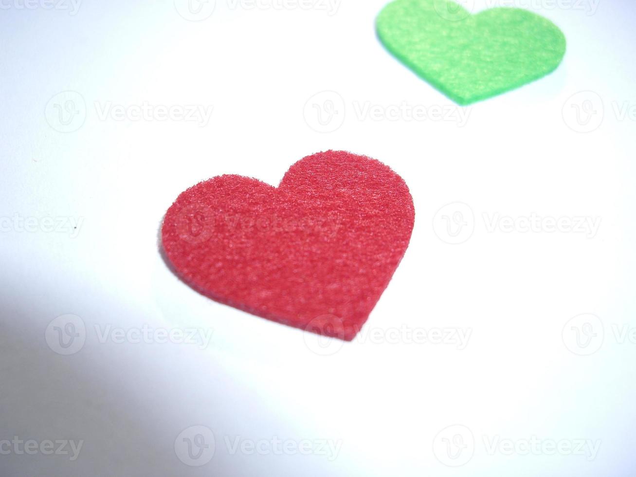formas de coração multicoloridas em um fundo claro foto